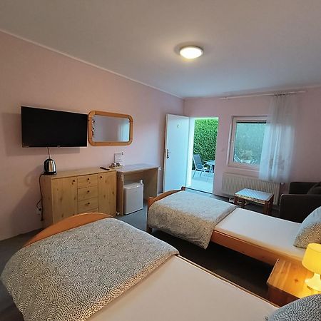 Cozy Room With Garden In Bratislava Buitenkant foto