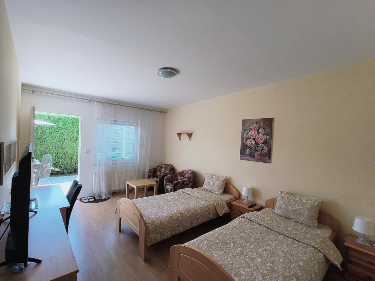 Cozy Room With Garden In Bratislava Buitenkant foto