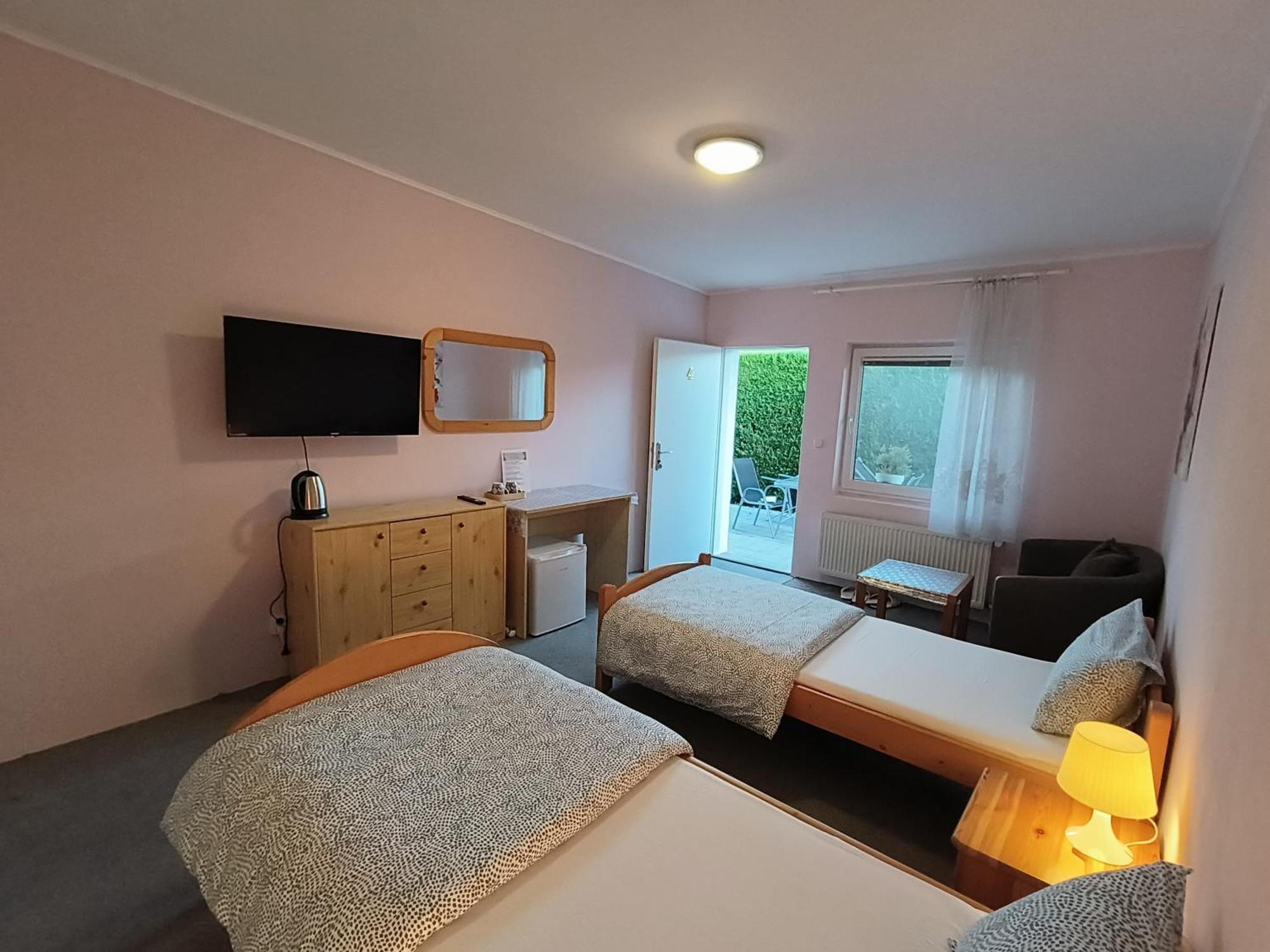 Cozy Room With Garden In Bratislava Buitenkant foto